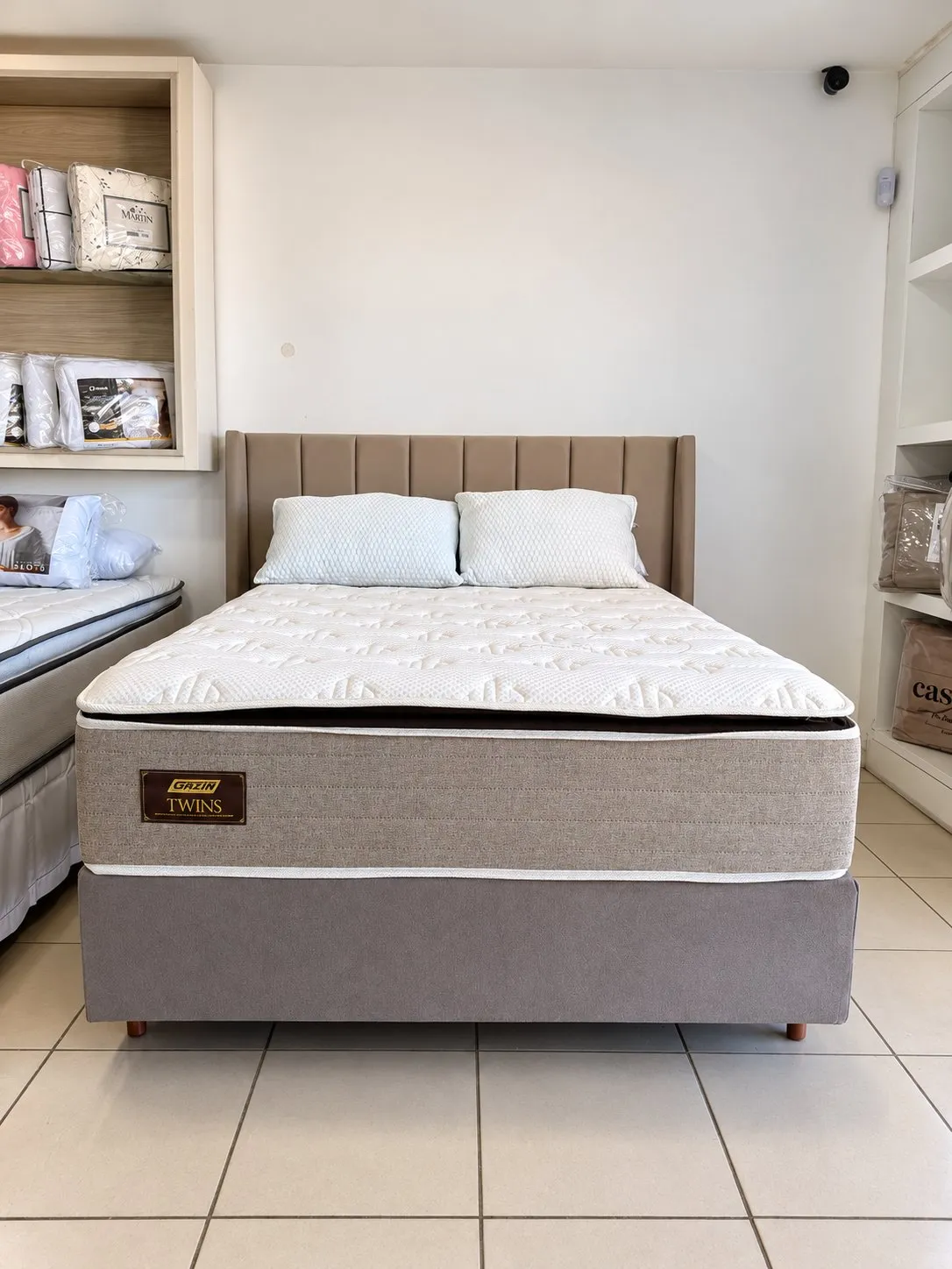 Colchão Twins com box e cabeceira canelada no showroom da CL